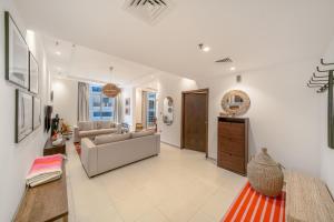 Cityscape & Coastal Charm Elegant 2BR Seaside