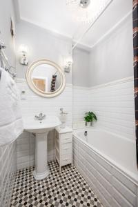 Warsaw Downtown Colourful Apartment by BookingHost