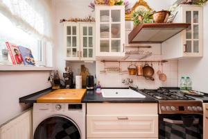 Warsaw Downtown Colourful Apartment by BookingHost