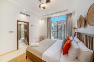 Cityscape & Coastal Charm Elegant 2BR Seaside