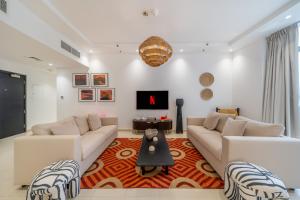 Cityscape & Coastal Charm Elegant 2BR Seaside