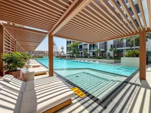 Bright Studio in JVC with Pool and Gym Access
