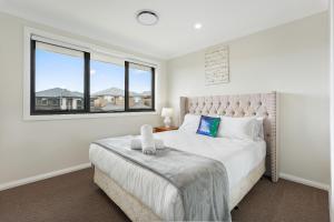 Austral Spacious large 5 br home with Central AC