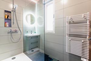 Appartements Luna - Cosy Appartement 48m2 - Place Parking Prive -Ascenseur - Position Centrale Gare - Pompidou - Nouvelle Ville - 2 a 4 Personnes : photos des chambres