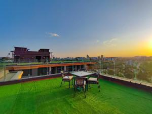 beautifully furnished one bedroom with scenic city views with heated swimming pool ample parking and child playground