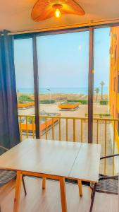 Appart avec loggia en front de mer et superbe vue