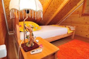 Vikendica na obali rijeke Bojane sa velikim dvoristem, parkingom ljetnjom kuhinjom i mjestom za rostilj