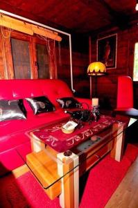 Vikendica na obali rijeke Bojane sa velikim dvoristem, parkingom ljetnjom kuhinjom i mjestom za rostilj