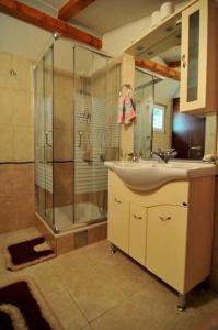 Vikendica na obali rijeke Bojane sa velikim dvoristem, parkingom ljetnjom kuhinjom i mjestom za rostilj