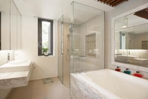 Stunning Seaview Escape - Modern and Elegant