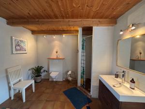 Stutteri Ahl near beach and town