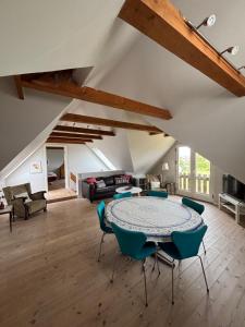 Stutteri Ahl near beach and town