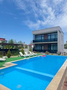 Apollo Plus Cottages