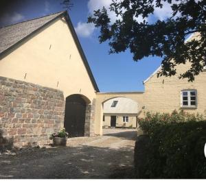 Stutteri Ahl near beach and town