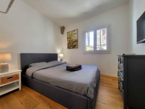 La Cathédrale Azuréenne - dans le vieil Antibes