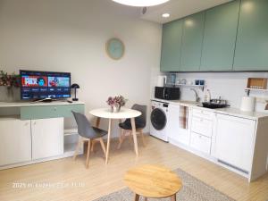 Happy Inn Sweet Old Town Studio, Self check in, Parking