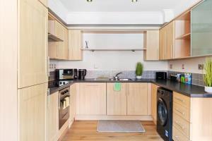 Leicester1BR-WiFi-ModernApt-Kitchen-Sleeps2