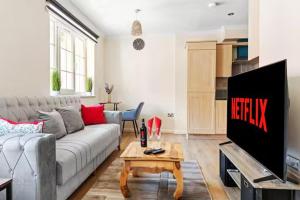 Leicester1BR-WiFi-ModernApt-Kitchen-Sleeps2