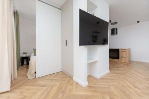 Cosy Apartment with Balcony near PGE by Noclegi Renters