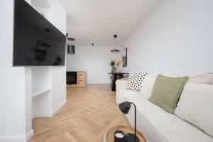 Cosy Apartment with Balcony near PGE by Noclegi Renters