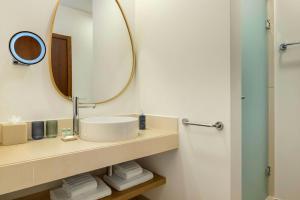 Three-Bedroom Suite with Balcony and Pool View room in Salgados Dunas Suites