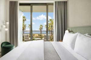 Deluxe King Room with Balcony and Sea View room in Salgados Dunas Suites