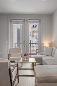 Luxury 2-BR with Juliet Balcony