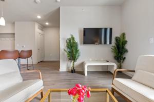 Luxury 2-BR with Juliet Balcony