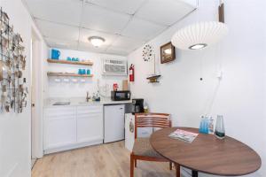 313 E Glenwood Ave, Unit 201