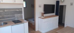 Maisons de vacances CHALET en bois a 600 m de la plage : photos des chambres