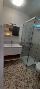 Maisons de vacances CHALET en bois a 600 m de la plage : photos des chambres