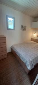 Maisons de vacances CHALET en bois a 600 m de la plage : photos des chambres