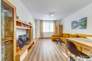 Villa Kometa - 1BD Apt with Balcony & Forest View by Flat Manager