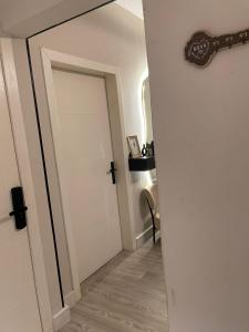 شقة بغرفتين نوم وصالة قرب البوليفارد