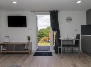 The Cabin - Private Car Park with CCTV - Fast WiFi - Peaceful Retreat with Views for Business or Couples