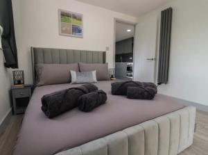 The Cabin - Private Car Park with CCTV - Fast WiFi - Peaceful Retreat with Views for Business or Couples