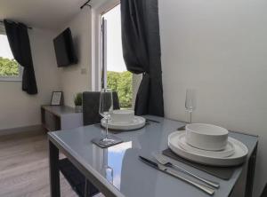 The Cabin - Private Car Park with CCTV - Fast WiFi - Peaceful Retreat with Views for Business or Couples