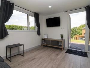 The Cabin - Private Car Park with CCTV - Fast WiFi - Peaceful Retreat with Views for Business or Couples