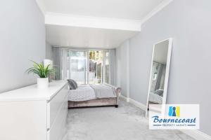 MADEIRA MEWS by BOURNECOAST - A Town Centre Home with Outside Decking and Parking - HB9635