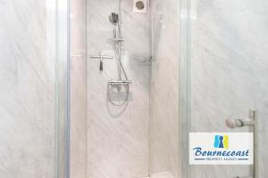 MADEIRA MEWS by BOURNECOAST - A Town Centre Home with Outside Decking and Parking - HB9635