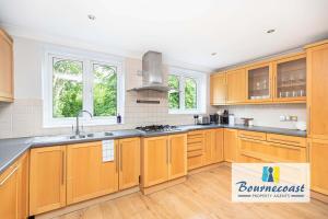 MADEIRA MEWS by BOURNECOAST - A Town Centre Home with Outside Decking and Parking - HB9635