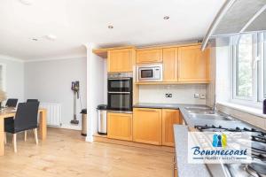 MADEIRA MEWS by BOURNECOAST - A Town Centre Home with Outside Decking and Parking - HB9635