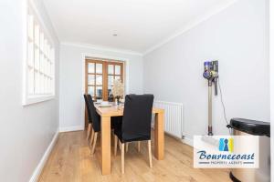 MADEIRA MEWS by BOURNECOAST - A Town Centre Home with Outside Decking and Parking - HB9635