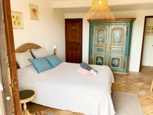 Villas Villa provencale climatisee, piscine chauffee, vue magnifique : photos des chambres
