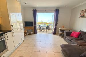 SEA VIEWS, beachside apartment with balcony