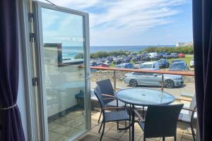 SEA VIEWS, beachside apartment with balcony