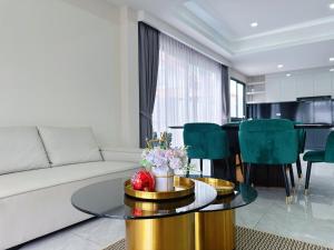 Eakmongkol Luxury Five-Bedroom Pool Villa