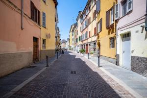 GuestHost - Bright and Central Apartment in Parma