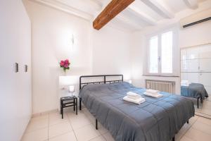 GuestHost - Bright and Central Apartment in Parma