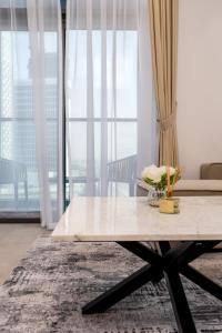 Waves - Impressive 1BR Apartment Close to Burj Khalifa